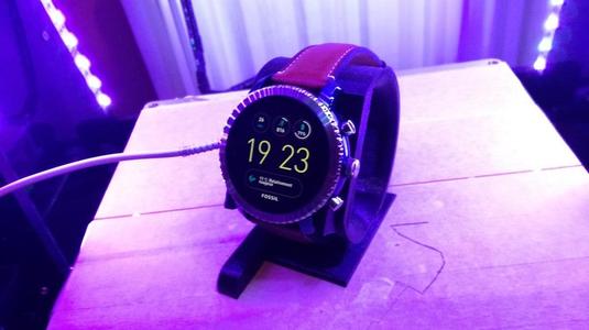Dock Fossil Q Explorist 