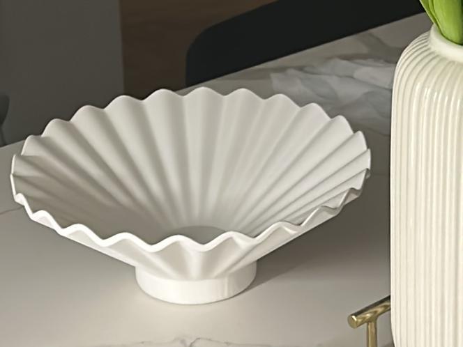 Shell-shaped bowl