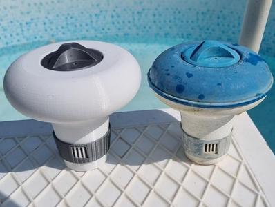 Pool float for chlorine
