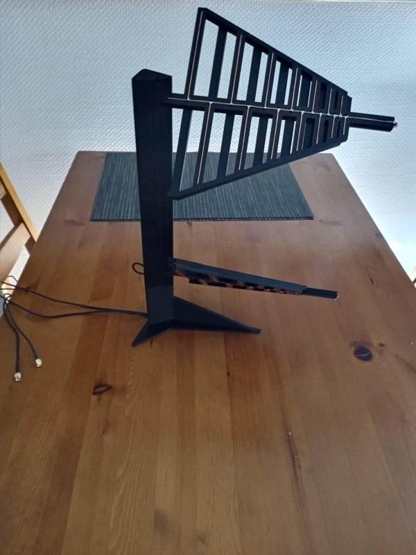 4G LTE MIMO antenna with support