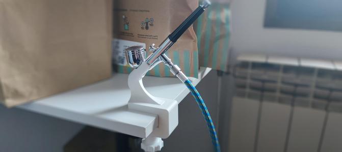 Airbrush desk clamp