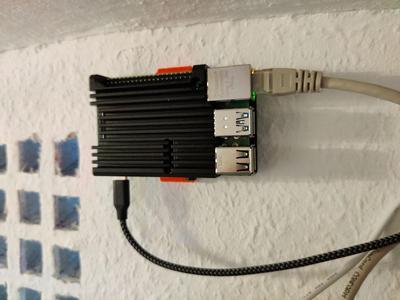 Minimalistic Wall mount for Raspberry Pi 4 Armor Case