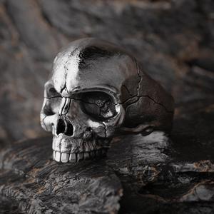 Skull ring without a lower jaw