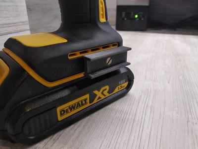 Magnetic bit holder for DeWALT