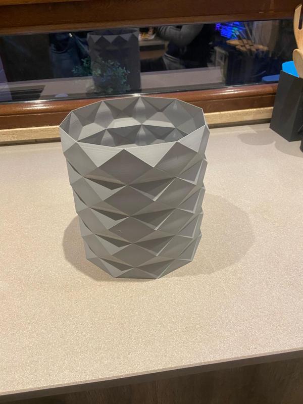 Low-poly vase