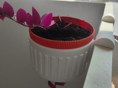 18cmø self watering hook on planter
