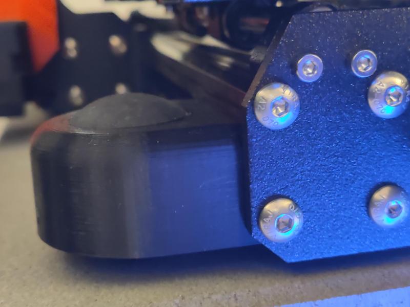 Vibration-dampening squash ball feet