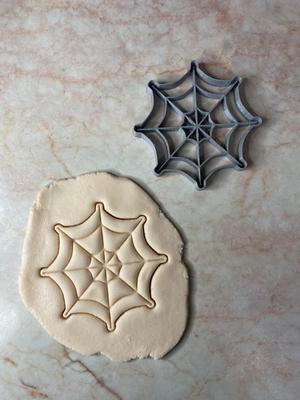 Spider web cookie cutter