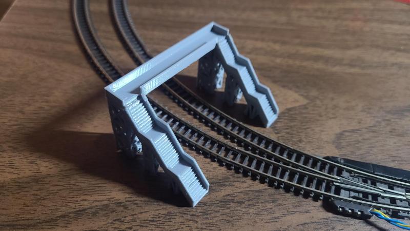 Marklin Z Scale - pedestrian crossing bridge 