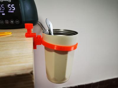 A cup holder -be fixed on the edge of the table
