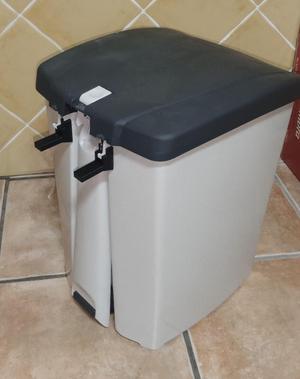 Mercadona trash can wall separator