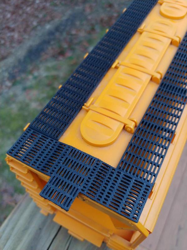 See-through roof walk upgrade for the LGB Center-Flow covered hopper