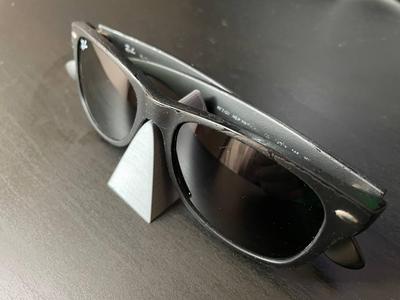 Sunglasses stand