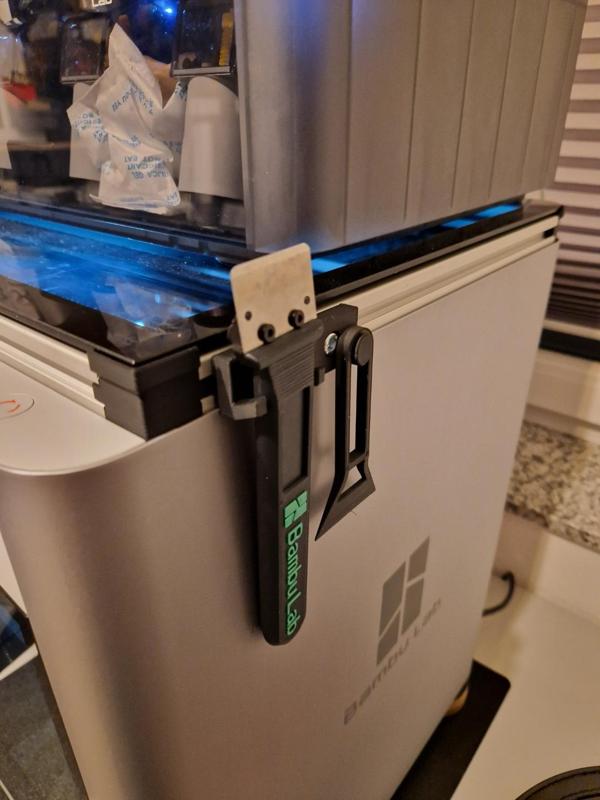 Scraperholder for 2020 lid riser