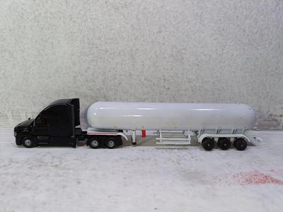 Cascadia 2020 con Cisterna 32000lt a 1/87