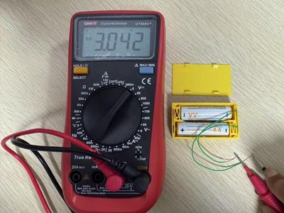 AA/Number 5 battery case, metal-free spring contacts, only requires scrap wires, 3V series connection