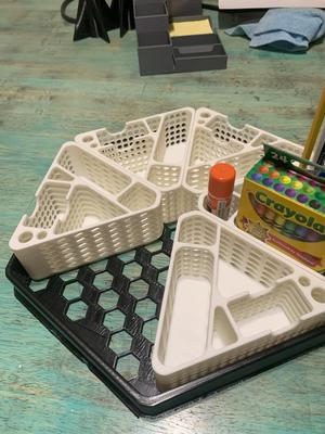 Hexagonal Classroom Desk Organizer – 3D Printable Modular Baskets for K-5 Groups