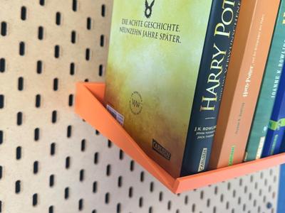 The Skadis Bookshelf with 8° Inclination