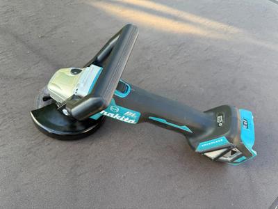 Makita Angle Grinder (125mm) handle