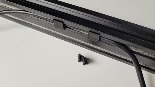 V-slot flush cable clip 