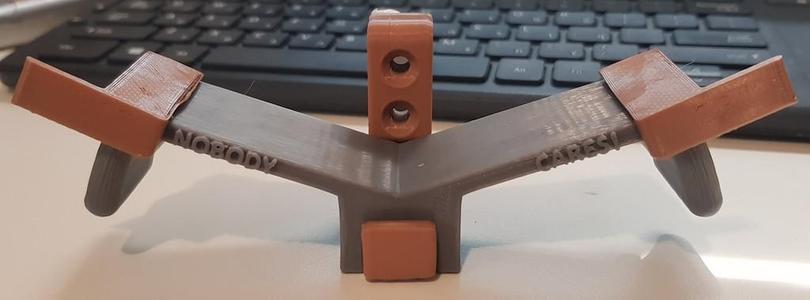 Headphones hanger