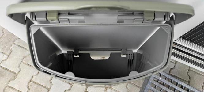 Knaus trash can ( door basket holder )