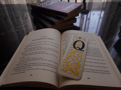 Elegant Monogram Bookmark – Letter Q