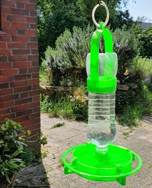 bird drinker with bar and holder