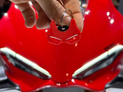 HEADLIGHT KEYRINGS Panigale V4 2025