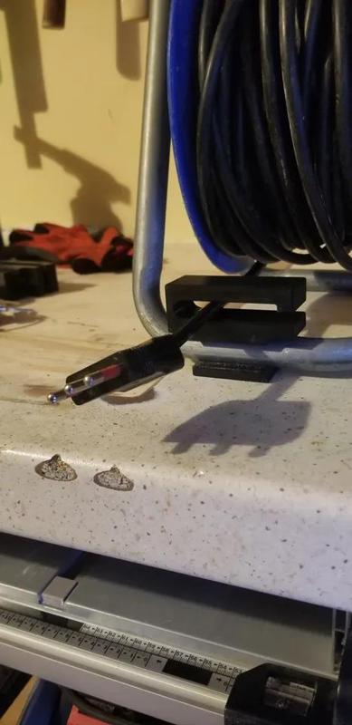 Cable stopper for cable reel   