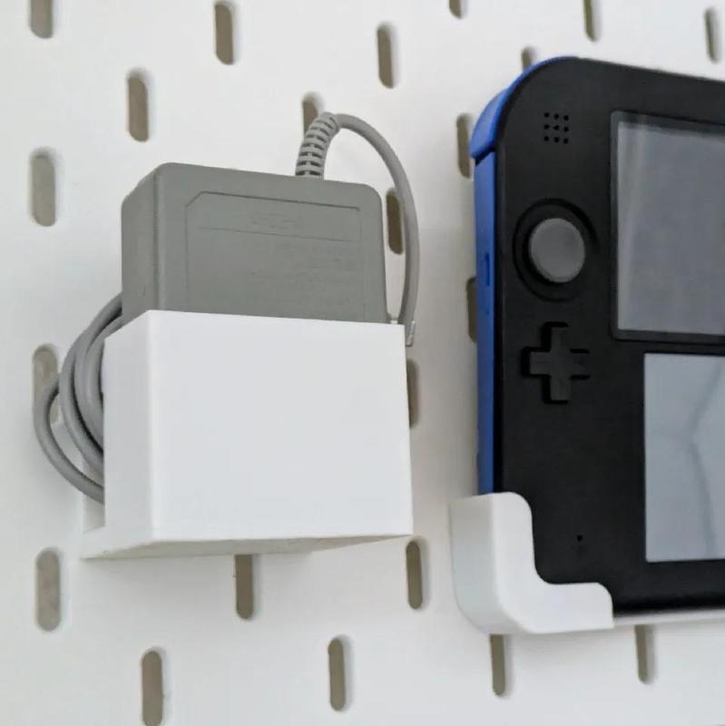 SKADIS 3DS/2DS Charger Holder   