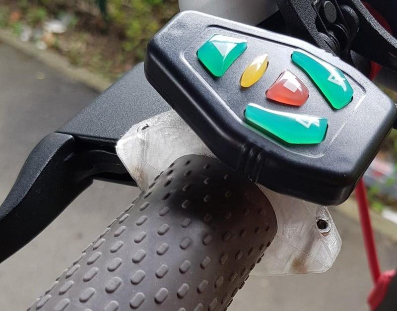 Turn signal remote holder for Xiaomi M365 handle bar grip