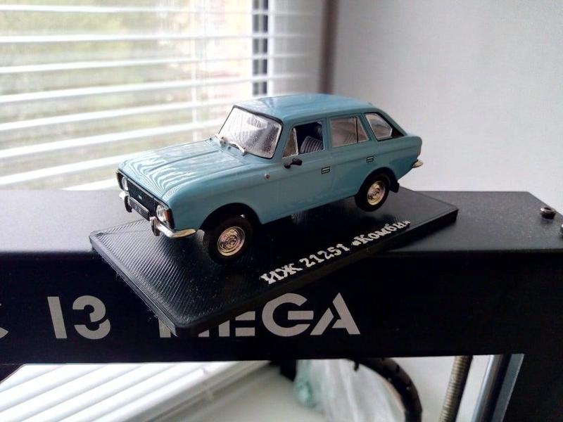 Deagostini car model stand (Izh Kombi 21251)