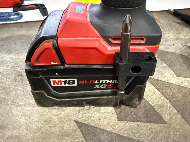 On Drill Drill/Driver bit holder 