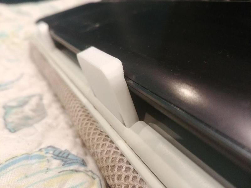 Logitech N700 Notebook Lapdesk clips