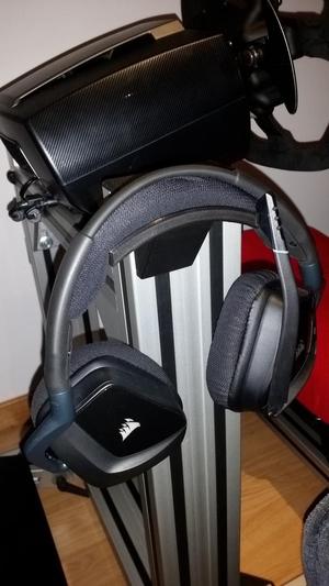 Hedphones holder for aluminium profile