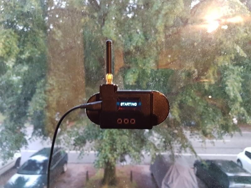 Window/wall mount for my Heltec ESP32 Lora WiFi OLED housing -- Fenster/Wandbefestigung für mein Heltec ESP32 Lora WiFi OLED Gehäuse