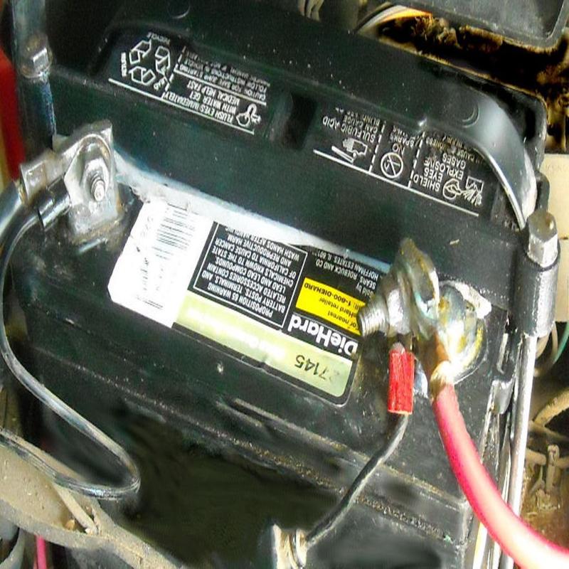 Garden tractor battery hold down