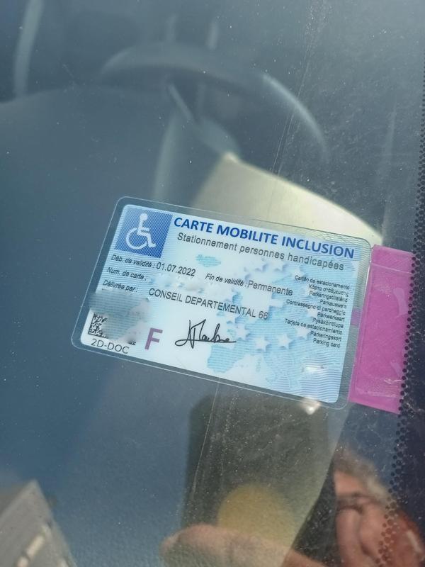 Support carte pare brise