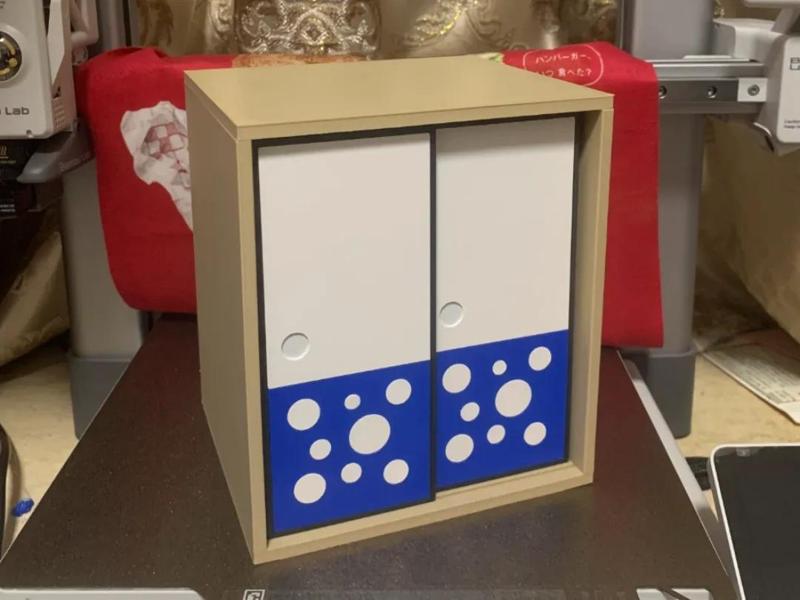 Doraemon's Room Closet Miniature Desktop Storage Cabinet, Sliding Door Movable, Suitable for Storing Comics, Blind Boxes, Figurines, etc. No AMS Required, Easy Assembly