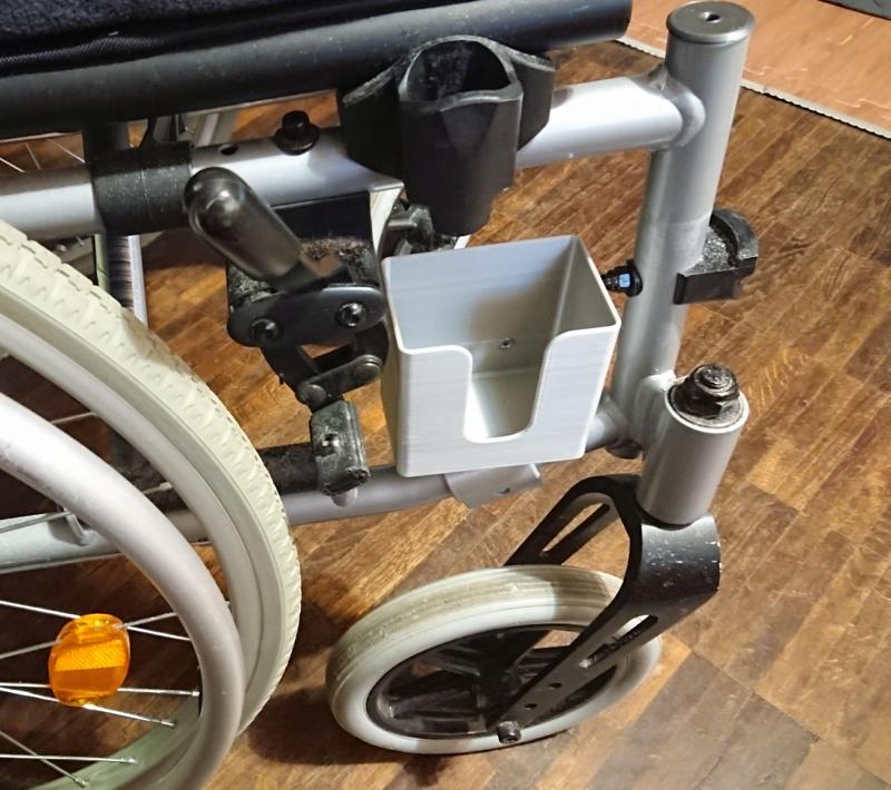 Little storage compartment for wheelchair