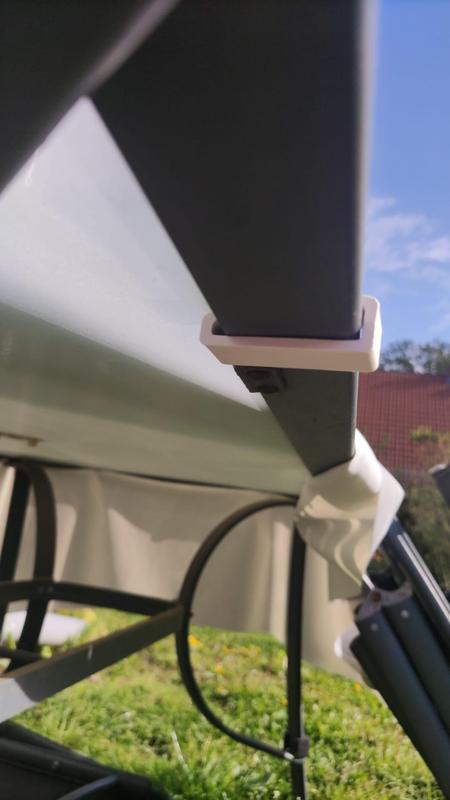 Clip for garden tablecloth (glass table)