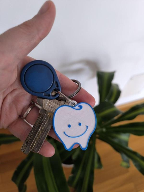 HAPPY TOOTH KEY RING