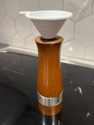Funnel to fill pepper grinder