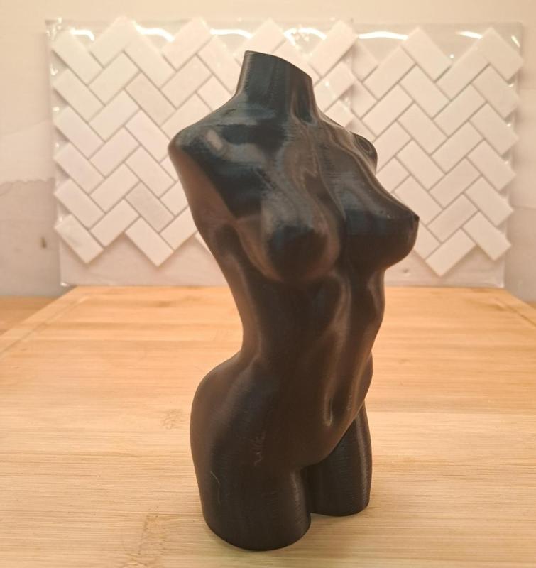 Femme au corps nu optimisé