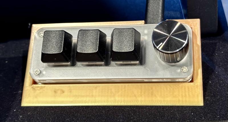 3 Key w.dial Macro Keyboard Angled Stand