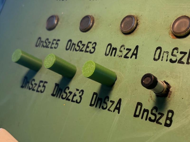 button caps (auxiliary closure)