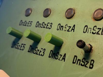 button caps (auxiliary closure)