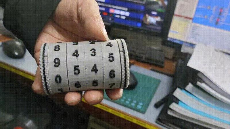 Decompression Pop-up Ratchet Password Box