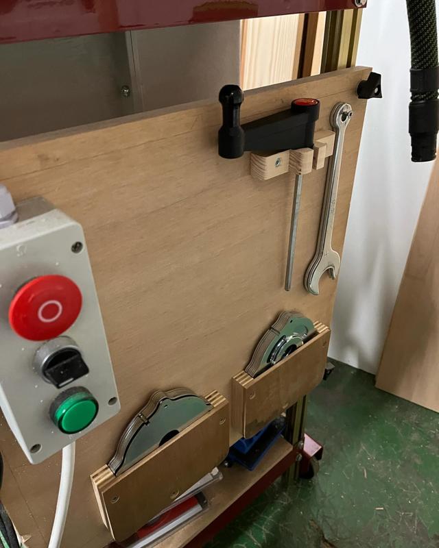 Incra router table plate holder